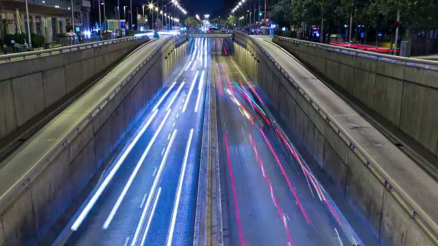 城市交通夜景。延时-跟踪效果-长时间曝光- 4K。（09）视频素材