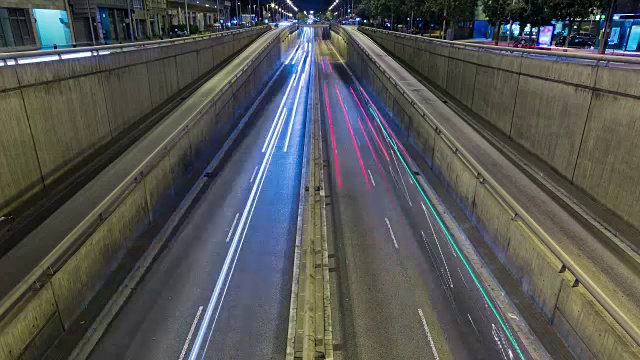 城市交通夜景。延时-跟踪效果-长时间曝光- 4K。(07)视频素材