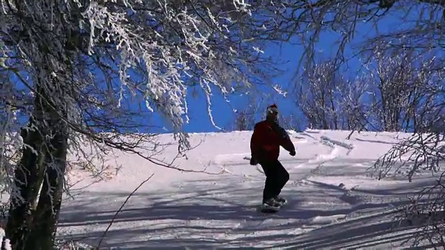 男性单板滑雪滑下雪山视频下载