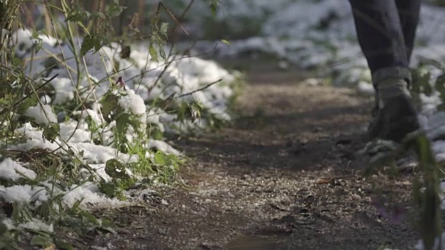 穿靴子的男人走在雪地上视频素材