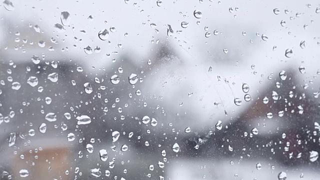 雨滴模糊了窗外的景色视频素材