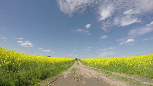 春耕砂砾路与天空云影运动，时光流逝视频素材