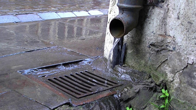 从落水管流出的雨水视频下载