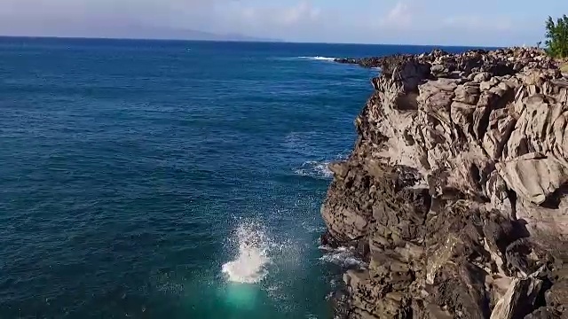 夏季极限运动悬崖跳跃户外生活方式。空中射击。视频下载