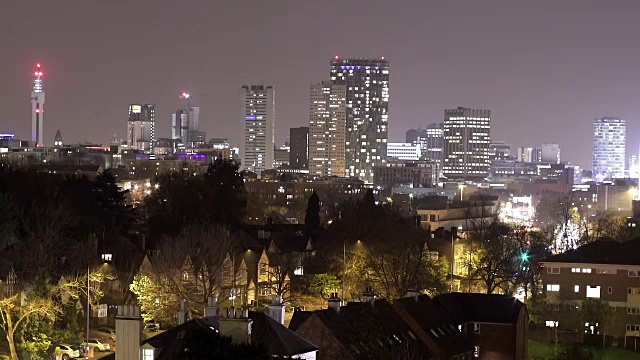 伯明翰，英格兰城市中心的夜晚天际线放大。视频素材