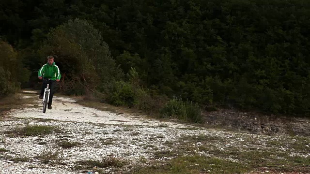 高山湖自行车之旅视频素材