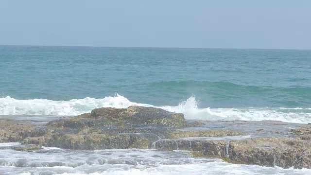 海浪拍打着岩石视频素材