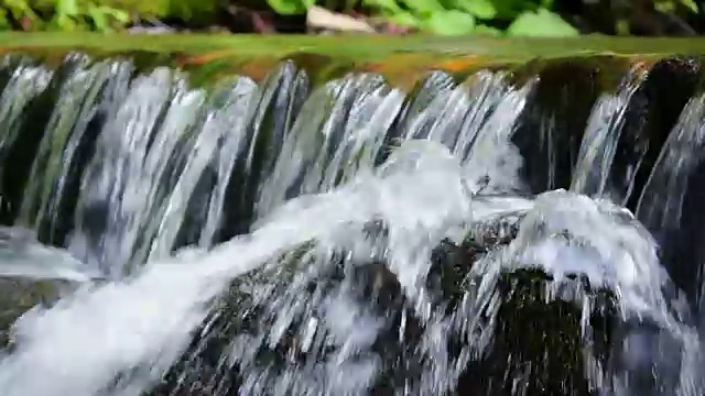 湍急的山河，清澈的河水视频素材