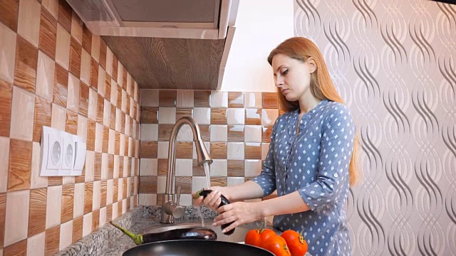 健康饮食生活方式:漂亮女人随便做饭，在厨房洗菜。广角，手持，慢镜头60帧/秒。视频素材