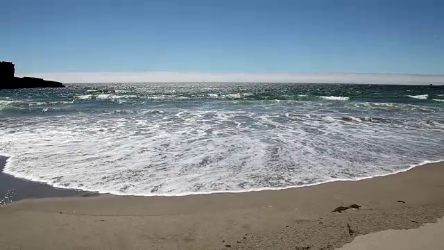 海浪冲上潮湿的沙滩视频素材