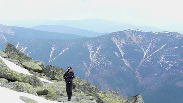 年轻女子在山里徒步旅行视频素材