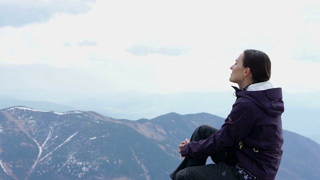 女人在山顶看美丽的景色视频素材