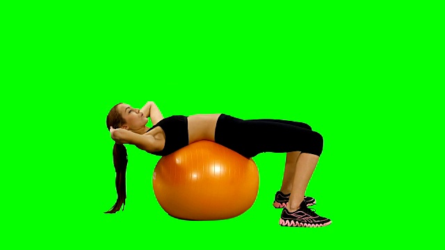 女孩用健身球，摇压，健身房，绿屏视频素材