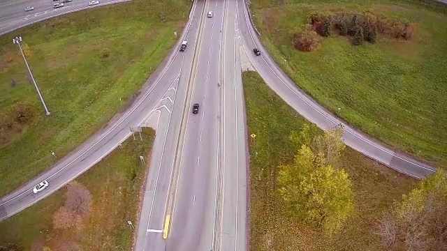 汽车和卡车的高速公路和立交桥的航拍镜头视频素材