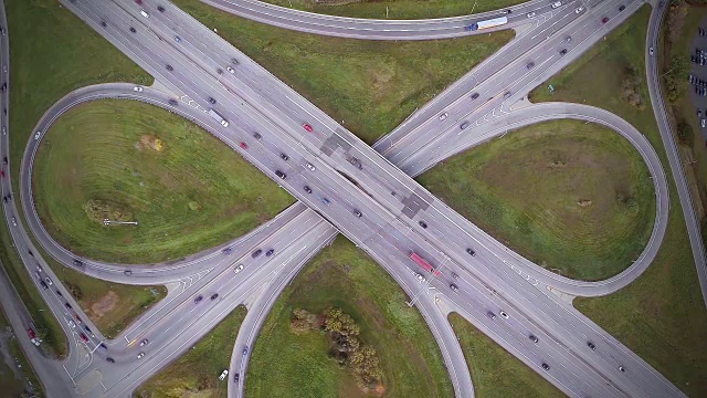 汽车和卡车的高速公路和立交桥的航拍镜头视频素材