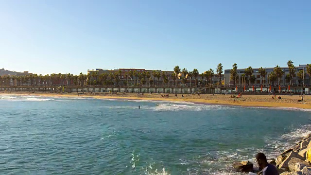 巴塞罗那阳光海滩码头全景4k时间流逝西班牙视频素材