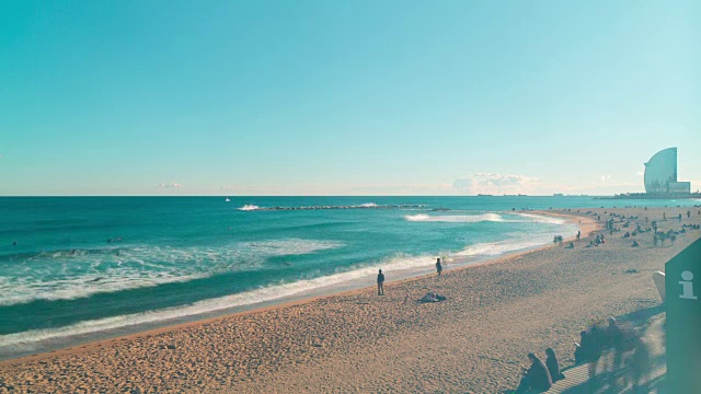 一天巴塞罗那地中海海滩全景4k时间流逝西班牙视频素材