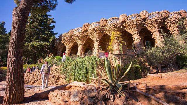 巴塞罗那公园guell gaudi著名拥挤的地方4k时间流逝视频素材