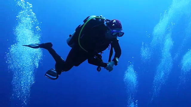 潜水员在珊瑚礁上游泳视频素材