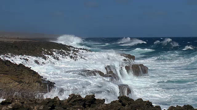 巨浪冲击着珊瑚海岸视频下载