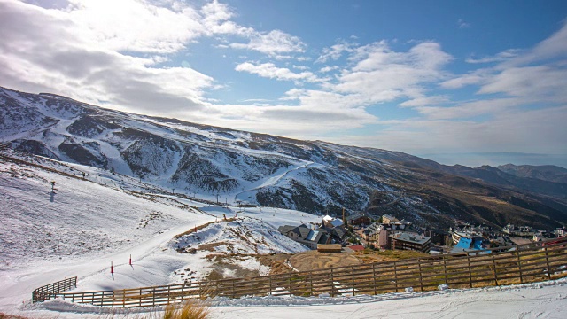 阳光内华达山脉滑雪度假村全景4k时间流逝西班牙视频素材