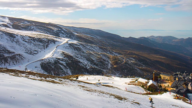 阳光sierra Nevada滑雪胜地全景4k时间流逝西班牙视频素材