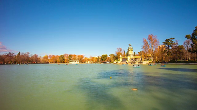 马德里阳光露台公园池塘全景4k时间流逝西班牙视频素材