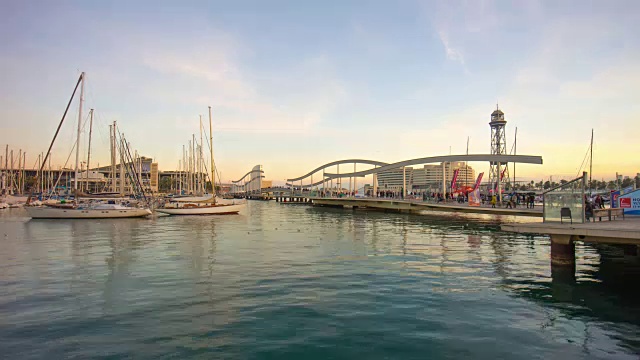 西班牙巴塞罗那日落天空港口大桥rambla del mar全景4k时间流逝视频素材