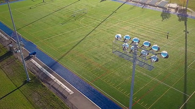 在室外合成足球场上空飞行视频素材