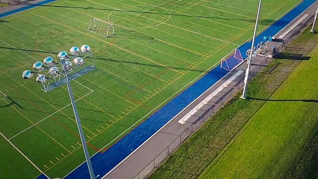 在室外合成足球场上空飞行视频素材