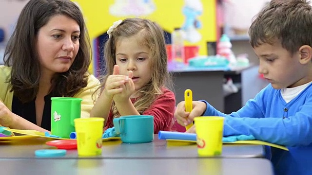 在幼儿园玩耍的孩子视频素材