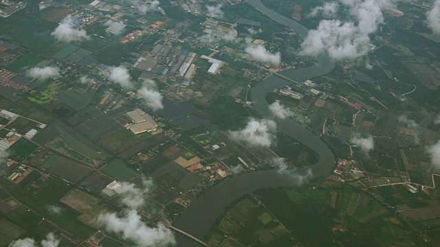 从上面看，云层之上，下面是城市景观视频下载