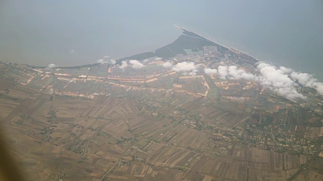 从山顶俯瞰，俯瞰云雾，乡村和海边的景色视频素材