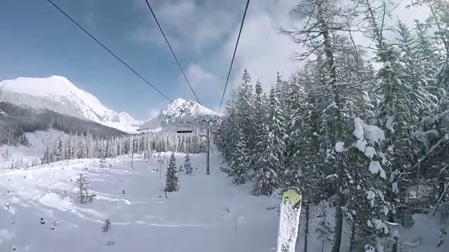 Tatras山滑雪场的滑雪缆车视频素材