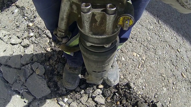 道路工人破坏街道沥青视频素材