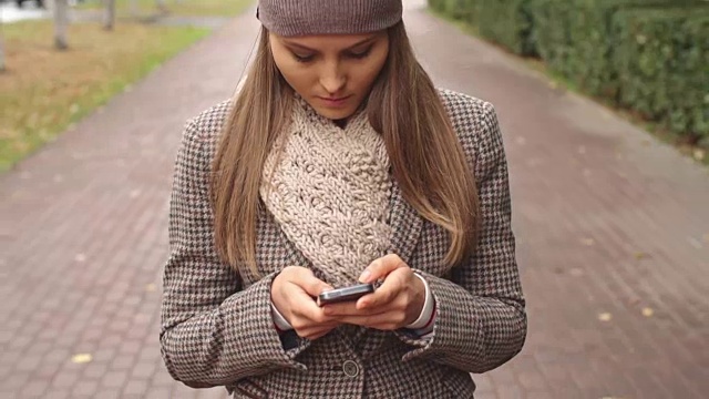 年轻女子用手机视频素材