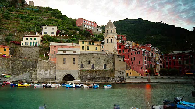 意大利:Vernazza，港口和城镇。时间流逝视频素材