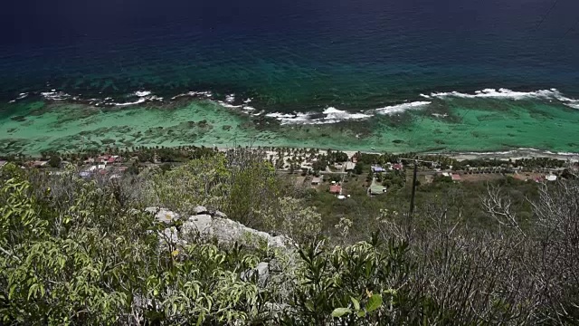 海岸与地平线和绿松石水视频素材