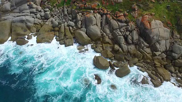 鸟瞰图的海岸岩石航运危险和波涛汹涌的海洋视频下载