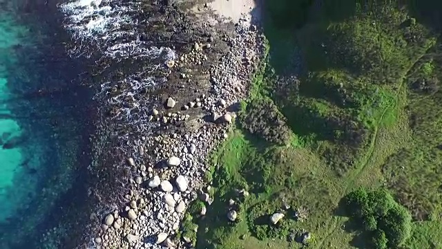 鸟瞰图的海岸岩石航运危险和波涛汹涌的海洋视频素材