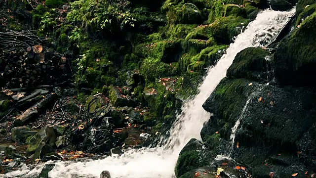 瀑布在山视频素材