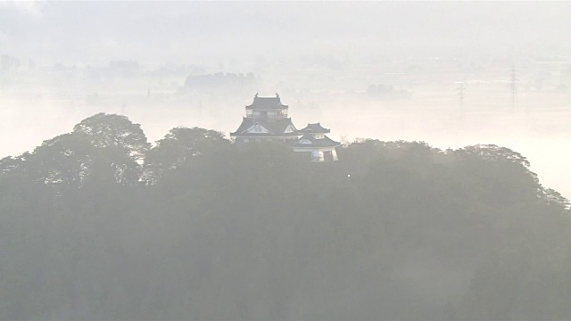 越前小野城堡漂浮在云海上。视频素材