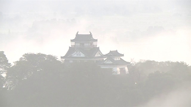 越前小野城堡漂浮在云海上。视频素材