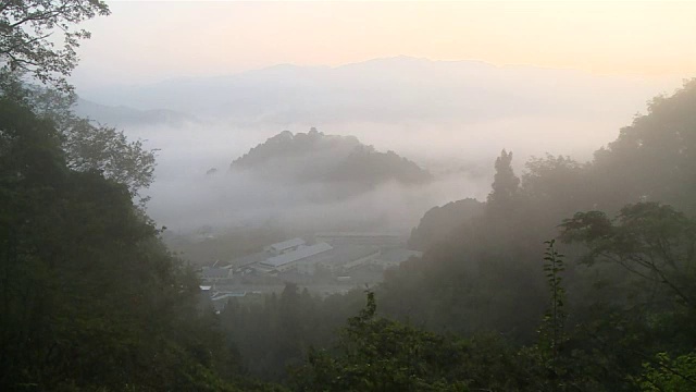 越前小野城堡漂浮在云海上。视频素材