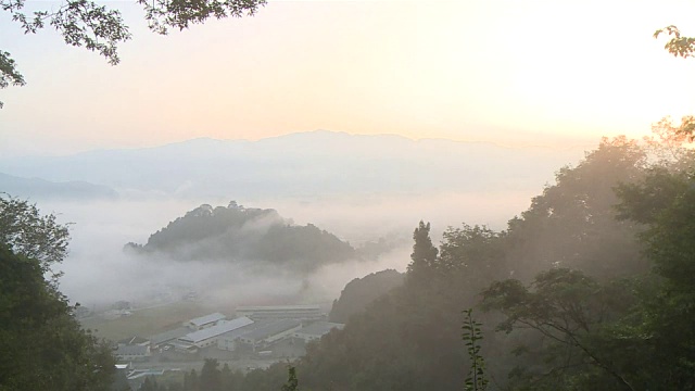 越前小野城堡漂浮在云海上。视频素材