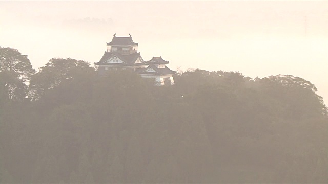 越前小野城堡漂浮在云海上。视频素材