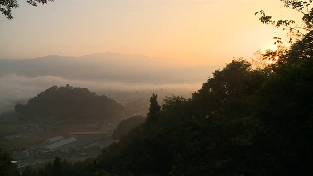 越前小野城堡漂浮在云海上。视频素材