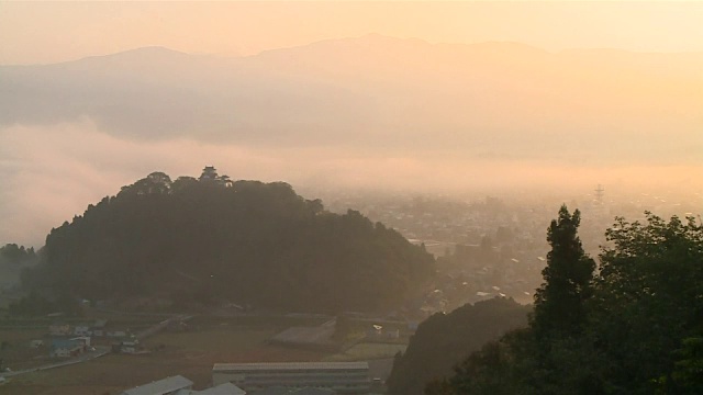 越前小野城堡漂浮在云海上。视频素材