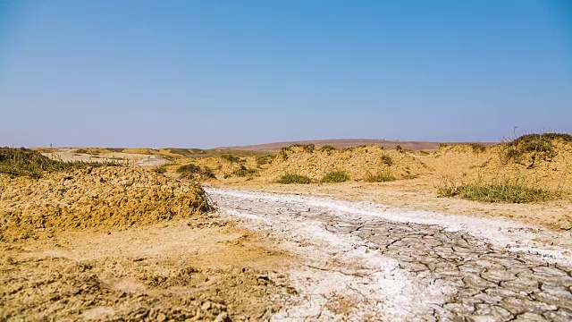 沙漠道路与硬化的火山泥在山谷视频素材