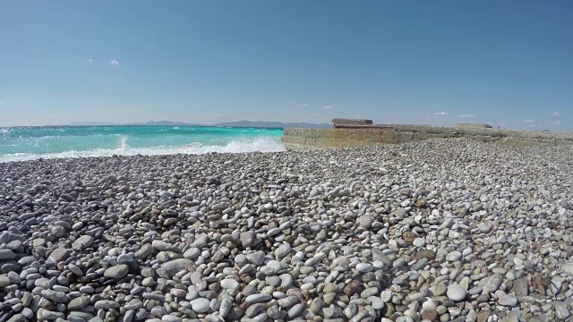 度假海滩与石头卵石和码头在罗德岛，希腊，时光流逝视频素材